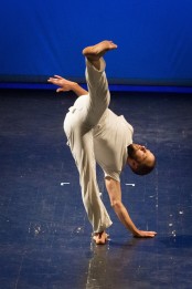 Jurij Konjar in Bound, coreografia di Steve Paxton (foto Nada Zgank)