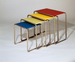 Una serie di tavoli progettata da Marcel Breuer quando operara valla Bauhaus