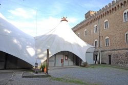 La tensostruttura nel giardino del Castello Pasquini è stata demolita...