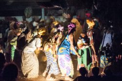 Teatro comunitario in Burkina Faso, da <em>Ricchi di cosa, poveri di cosa?</em>  (foto di Emiliano Boga)