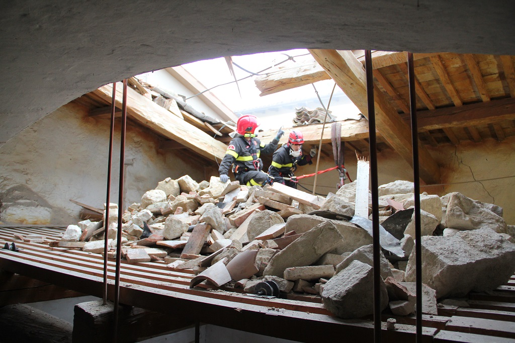 I Vigili del Fuoco al Teatro marchetti di Camerino danneggiato dal sisma del 2016