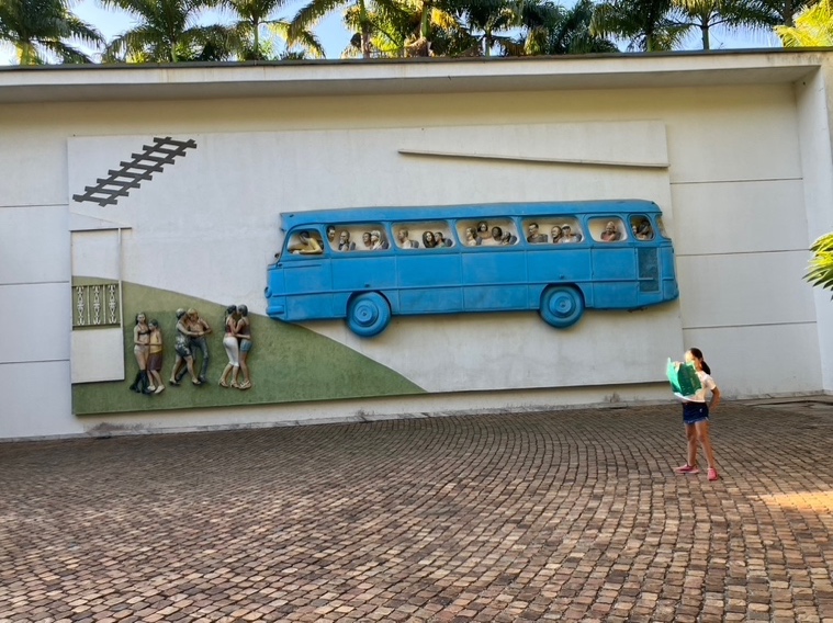 Salvador di Bahia dall’aereoRigoberto Torres “Rodoviaria di Brumadinho” (Centro d’arte contemporanea di Inhotim)
