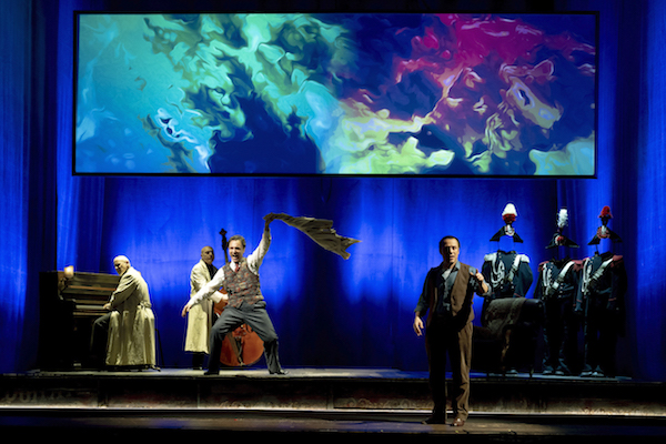 <em>Azul</em> di Daniele-Finzi-Pasca, con Stefano Accorsi, Luciano Scarpa, Sasà Piedepalumbo, Luigi Sigillo (ph. Jarno lotti)