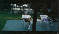 In tenuta da tennis